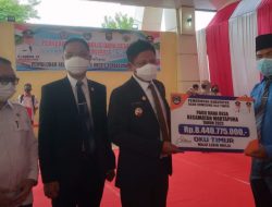 Bupati Oku Timur Menyerahkan Secara Simbolis Dana Desa Tahun 2022