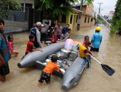 Kabid Humas Polda Banten Bersama Tagana Dan Emergency Respon Team Turun Langsung Evakuasi Korban Banjir