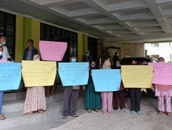 Dukung PT. SLI Beroperasi Lagi, Emak-Emak Geruduk DLHK Kabupaten Tangerang