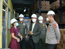 Walikota Palembang bersama Kapolrestabes kunjungi PT Indokarya Internusa mengenai kelangkaan minyak goreng