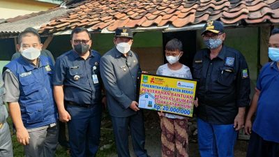 Plt Bupati Bekasi Secara Simbolis Serahkan Bantuan Rutilahu