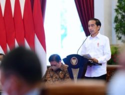 Presiden Joko Widodo meminta segenap jajarannya untuk mengambil kebijakan dengan tepat