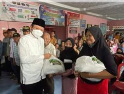 Ketua ICMI Oku Timur Turut Membagikan 300 Paket Sembako