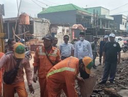 Kepala Kelurahan Wanasari Pimpin Langsung Giat Pembersihan Sisa Sisa Puing Pembongkaran Bangun Liar