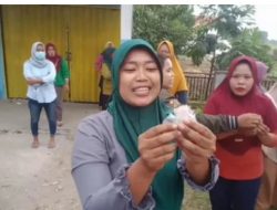 Ibu Ibu Warga Desa Sukatenang Kabupaten Bekasi Demo Ke Toko Kosmetik Di Duga Menjual Obat Obatan Terlarang