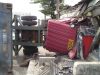 Truk kontainer terguling setelah menabrak mobil dan warung Di Kota Bekasi