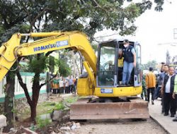 PJ Bupati Bekasi Dani Ramdan tumpangi Eksavator untuk meresmikan pengerjaan pelebaran jalan Cikarang-Cibarusah Kabupaten Bekasi