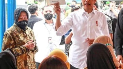 Presiden Joko Widodo Serahkan Bantuan Sosial Terhadap Penerima manfaat dipasar Gede Solo