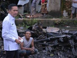 Respon Cepat Ratu Dewa Tinjau Korban Kebakaran, Dirikan Dapur Umum