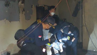 Kapolsek Lubuk Baja Polresta Barelang Dampingi Tim Puslabfor Polda Riau Lakukan Pemeriksaan TKP Kebakaran di Home Stay Nagoya Newtown