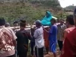 Viral!!! Masyarakat Tandu Orang Sakit Menuju Faskes, Akses Jalan Belum Memadai