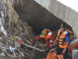 Dani Ramdhan Penjabat Bupati Bekasi Tinjau Kali Sadang Kelurahan Wanasari Tinjau