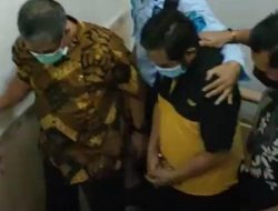 Tangan Diborgol, Anak Kiai Ponpes Jombang Digiring ke Rutan Medaeng