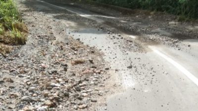 Diduga Proyek Siluman yang Dikerjakan Asal-asalan Jalan Poros ke Arah Tiga Dihaji