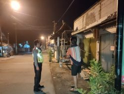 Polres Karawang Melaksanakan Giat Patroli Malam Membubarkan Kerumunan Di Daerah Rawan Kriminalitas