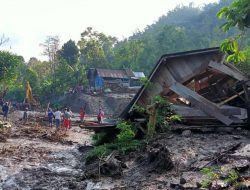 Breaking News, Akibat Intensitas Curah Hujan Tinggi Empat Rumah Warga Tertimbun Longsor