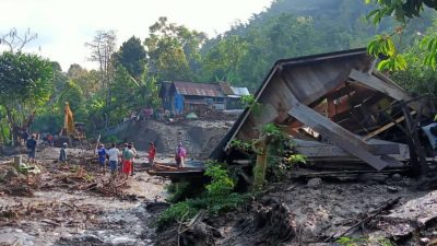 Breaking News, Akibat Intensitas Curah Hujan Tinggi Empat Rumah Warga Tertimbun Longsor