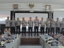 Kapolres Karawang Memberikan Tropi juara kepada Polsek yang menjadi juara dalam hal harkamtibmas