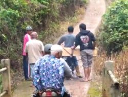 Buruknya Infrastruktur, Peti Jenazah di Angkut Menggunakan Sepeda Motor