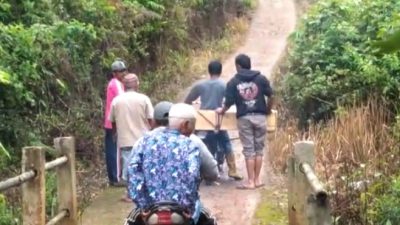 Buruknya Infrastruktur, Peti Jenazah di Angkut Menggunakan Sepeda Motor