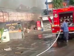 ” Waduh” Si jago Merah Melahap 16 Kios Di Kawasan Terminal Bekasi Kota