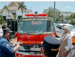 Pemerintah Kabupaten Karawang kini menambah 2 unit mobil pemadam kebakaran