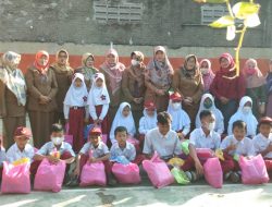 Orang Tua Murid Bersama Komite Sekolah SDN Setiadarma 02 Serahkan Santunan Anak Yatim