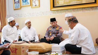 Kapolri : Beliau Saya Anggap Ayah Sendiri Ucap Kapolri Saat Takziah ke Rumah Duka Habib Zen Bin Umar