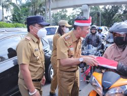 Bagikan Bendera Gratis, Harnojoyo Turun ke Jalan
