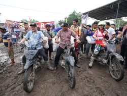 Membaur Dengan Masyarakat, Enos dan Yudha Jajal Lomba Ojek Jagung