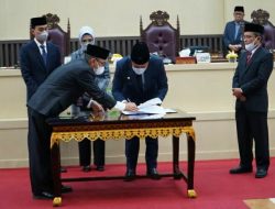 Herman Deru Tanda Tangani Nota Kesepatakan KUA dan PPAS TA 2023