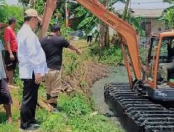 Camat Cibitung Encun Sunarto SE.MM.KP bersama Lurah Wanasari Sarkum S.IP MM mengantisipasi lonjakan volume air pada musim hujan tahun ini