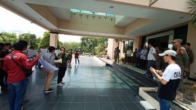 Geruduk Kantor Bupati OKU Timur, Sampaikan Aspirasi Masyarakat