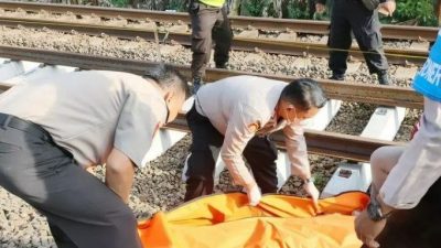 Seorang pria berusia 70 tahun meninggal dunia setelah tertabrak kereta api