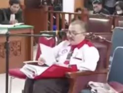 Kamaruddin Simanjuntak Kuasa hukum keluarga Brigadir J,  menyatakan bakal menyerahkan barang bukti sandal milik Brigadir J