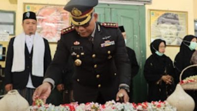 Kombes Pol Gidion Arif Setyawan Kapolres Metro Bekasi Pimpin Upacara Tabur Bunga Dalam memperingati Hari Pahlawan 10
