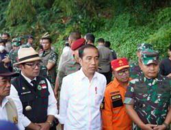 Presiden Joko Widodo Bersama Kasad TNI Tinjau Lokasi Gempa Cianjur