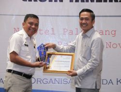 Ratu Dewa Serahkan Piala KOINYANLIK 2022 kepada 10 OPD Terbaik