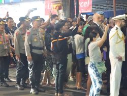 Kapolda Bali Terjun Langsung Kawal Pengamanan Presiden Prancis yang Jalan Kaki 2 Kilometer