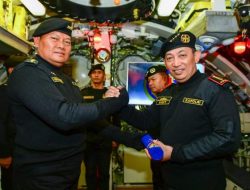 Keluarga Besar TNI AL Sematkan Brevet Hiu Kencana Kepada Kapolri
