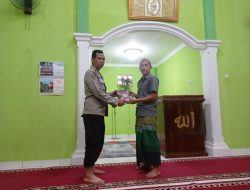 Aipda Muhammad Aliudin, SH Berikan 15 Al- Qur’an ke Mushola Al – Karim
