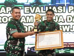 Pangdam II/Sriwijaya Serahkan Penghargaan  One Day One Innovation Kepada Danrem 044/Gapo