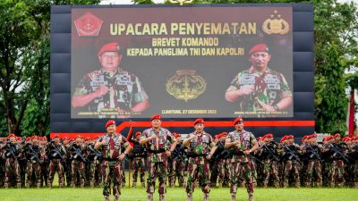 Disematkan Baret Merah Kopassus, Kapolri: Jangan Ragukan Sinergisitas TNI-Polri Jaga NKRI