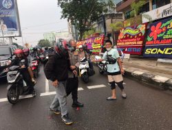 Kapolda Sumsel Sigap Bantu Evakuasi Laka Lantas dijalan Sudirman Palembang