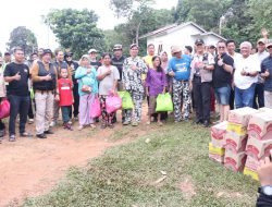 Kapolda Sumsel dan Ketua Bhayangkari Kunjungi Warga Desa Air Hitam Gandus