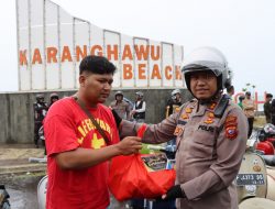 AKBP Maruly Pardede, Kapolres Sukabumi Bagikan Sembako Bersama Komunitas Vesva Pelabuhan Ratu