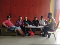 Bhabinkamtibmas Polsek Telagasari Polres Karawang melakukan giat sambang warga desa Kalibuaya