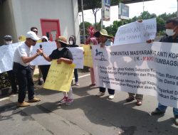 Masyarakat dan K MAKI Datangai Kejati Sumsel ” Periksa dan Tangkap Kades Sukarelo”