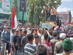 Ribuan Warga Muba Kepung Kantor Gubernur Sumsel Menuntut Legalkan Penambangan Minyak