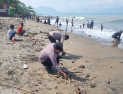Polres Sukabumi Bersama Tim Sarda Bersihkan Pantai dari Sampah